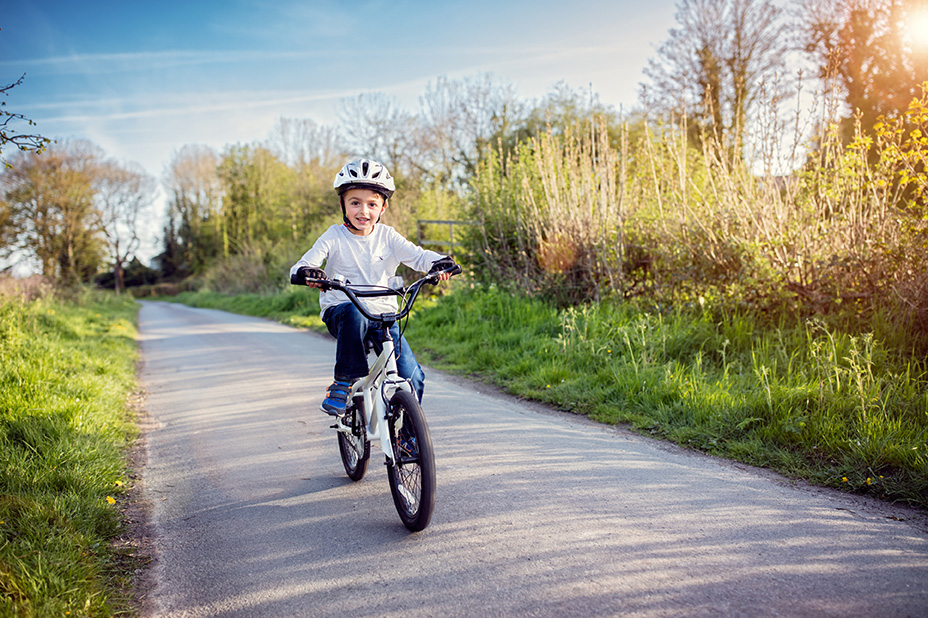 Junge auf einem Fahrrad, Bobat-Therapie