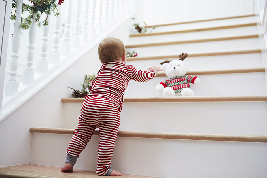 Bobath-Therapie: Baby auf Treppe mit Spielzeug