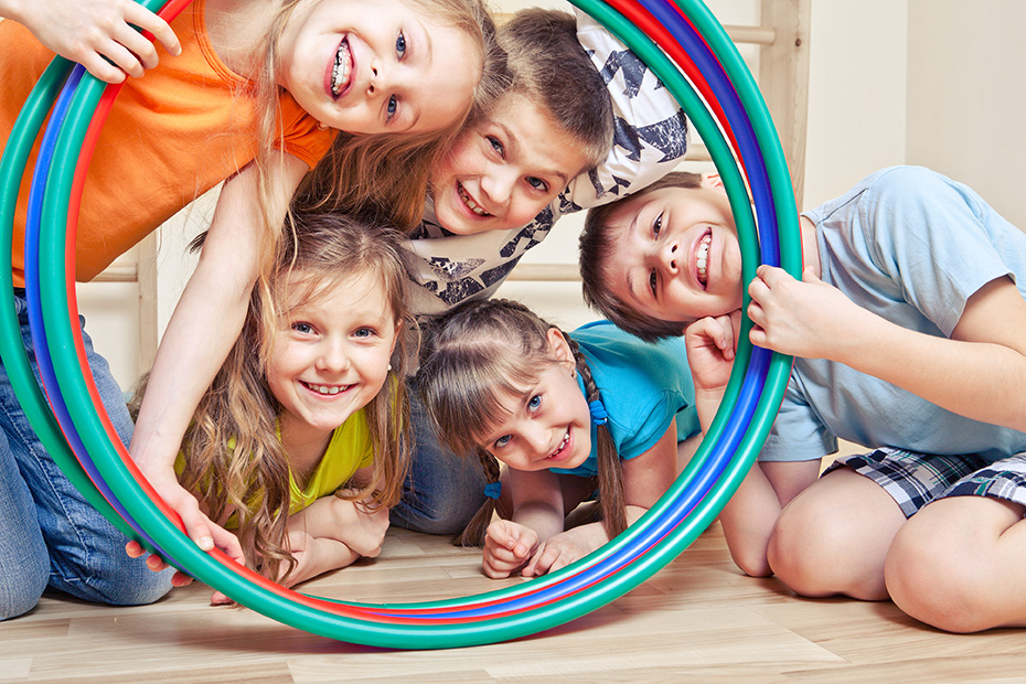 Bobath-Therapie: Kindeer mit Hula hoop Reifen
